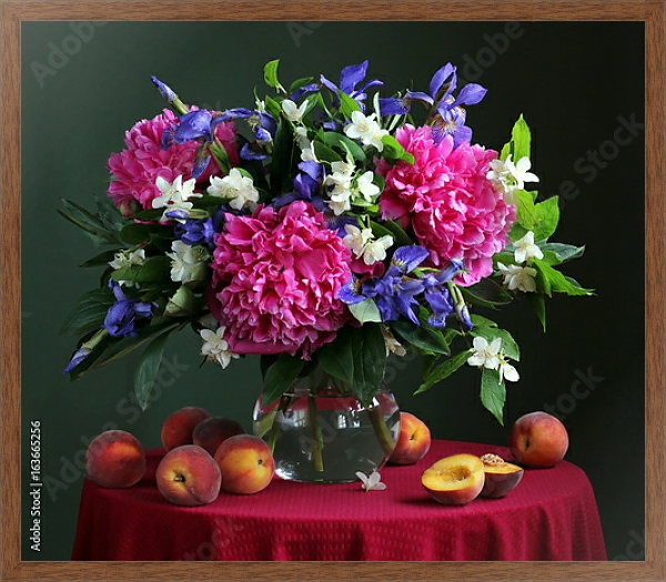 Постер Букет садовых цветов с персиками на столе с типом исполнения На холсте в раме в багетной раме 1727.4310