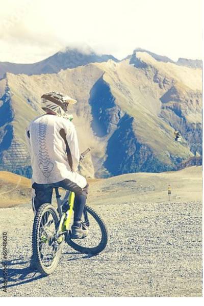 Постер Горный велосипедист на фоне скалы с типом исполнения На холсте без рамы