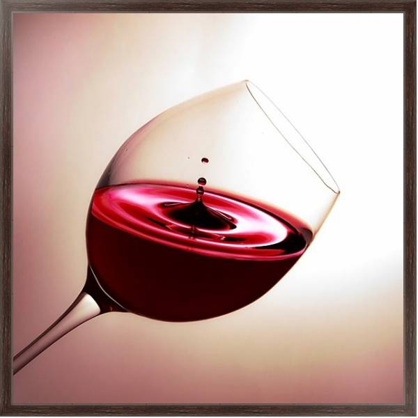 Постер Капля красного вина в бокале с типом исполнения На холсте в раме в багетной раме 221-02