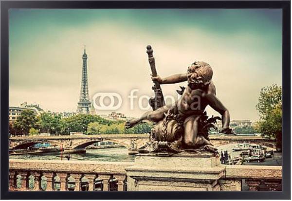 Постер Париж, Франция. Статуя на мосту через Сену с типом исполнения На холсте в раме в багетной раме 221-01