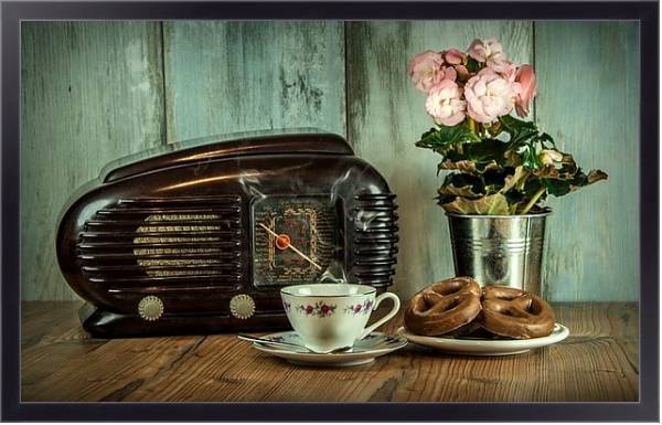 Постер Ретро-радио, букет и чашка чая с бубликами с типом исполнения На холсте в раме в багетной раме 221-01