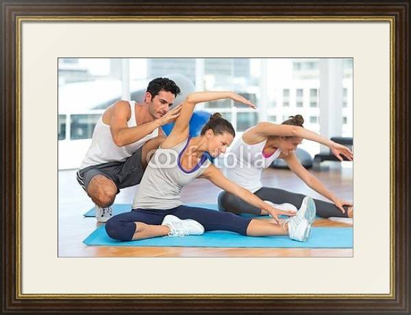 Постер Занятия в гимнастическом зале с тренером с типом исполнения Под стеклом в багетной раме 1.023.036