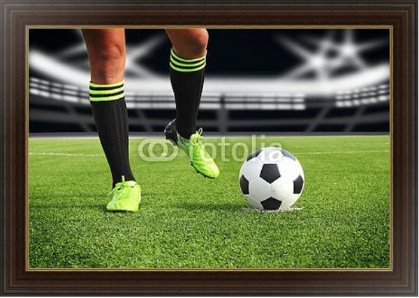 Постер Футболист и мяч на поле стадиона с типом исполнения На холсте в раме в багетной раме 1.023.151