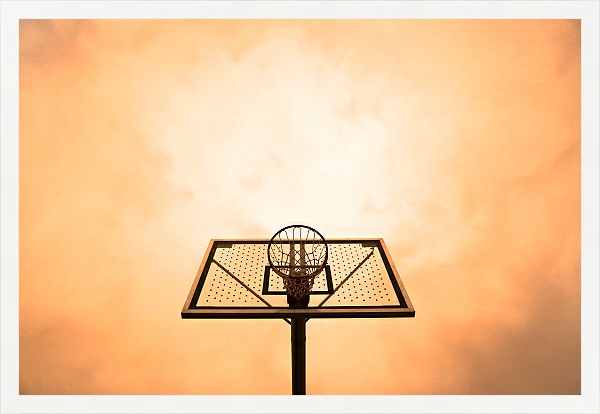 Постер Баскетбольное кольцо на фоне закатного неба с типом исполнения На холсте в раме в багетной раме 1727.7010