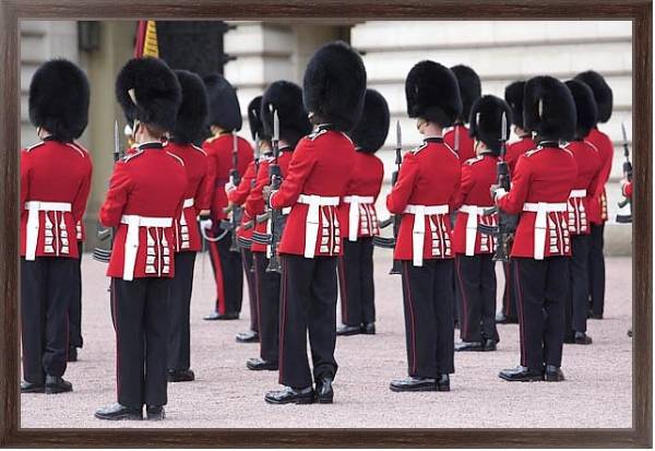 Постер Англия. Смена стражи у Букингемского  дворца с типом исполнения На холсте в раме в багетной раме 221-02
