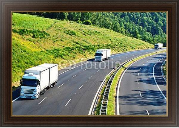 Постер Три белых грузовика на крутом повороте шоссе с типом исполнения На холсте в раме в багетной раме 1.023.151