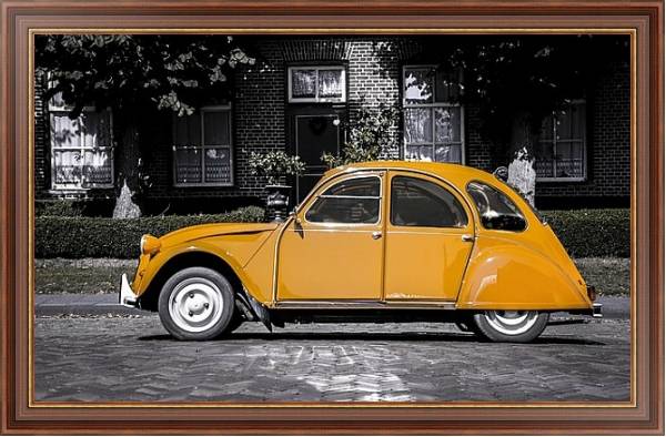 Постер Оранжевый старинный автомобиль на серой улице с типом исполнения На холсте в раме в багетной раме 35-M719P-83