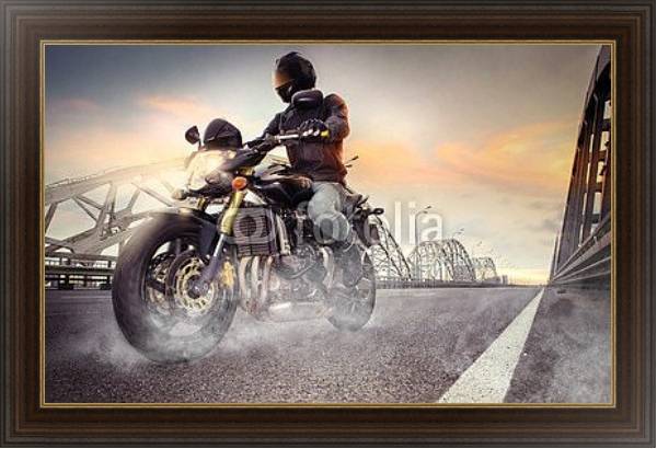 Постер Мотоциклист на городском мосту с типом исполнения На холсте в раме в багетной раме 1.023.151