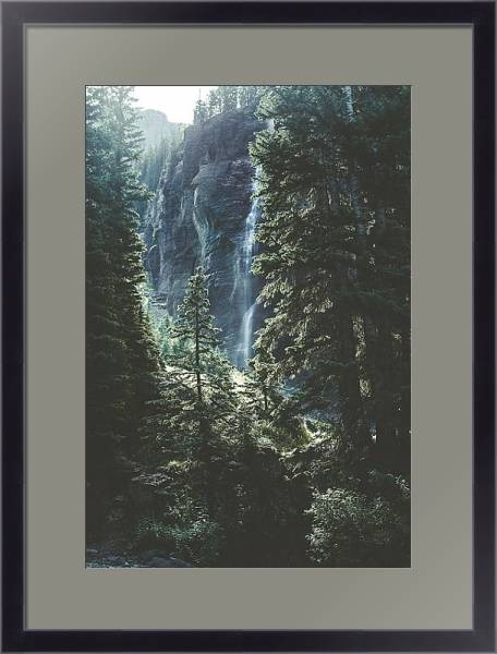 Постер Высокий водопад в еловом лесу с типом исполнения Под стеклом в багетной раме 221-01