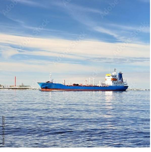 Постер Грузовой корабль входящий в порт с типом исполнения На холсте без рамы