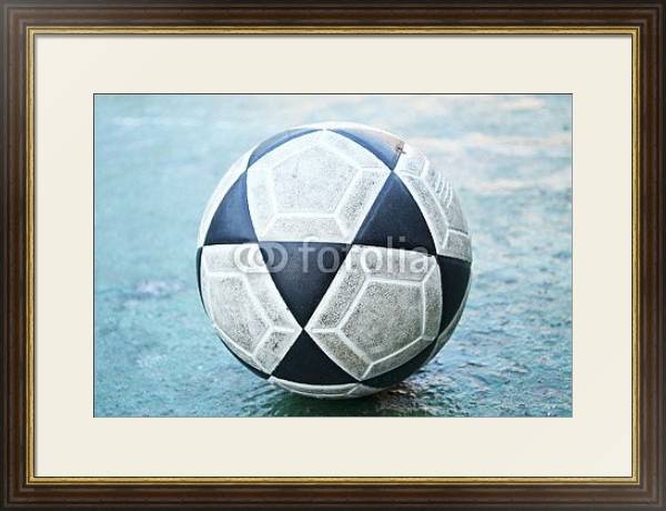 Постер Старый футбольный мяч с типом исполнения Под стеклом в багетной раме 1.023.036