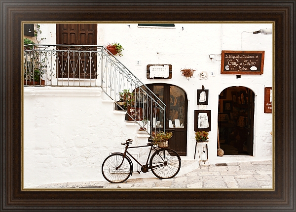 Постер Велосипед у магазинчика в Остуни, Италия с типом исполнения На холсте в раме в багетной раме 1.023.151