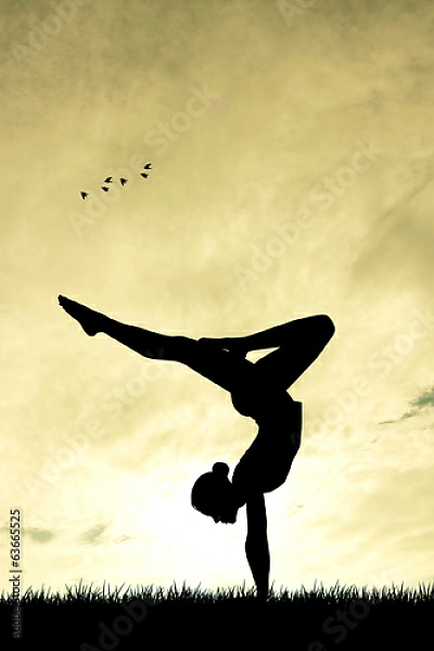Постер Йога на фоне заката с типом исполнения На холсте без рамы