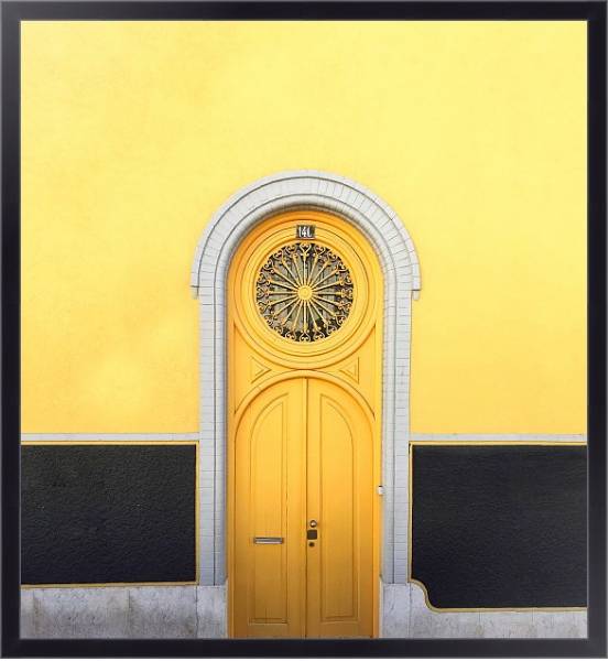 Постер Желтая резная дверь с типом исполнения На холсте в раме в багетной раме 221-01