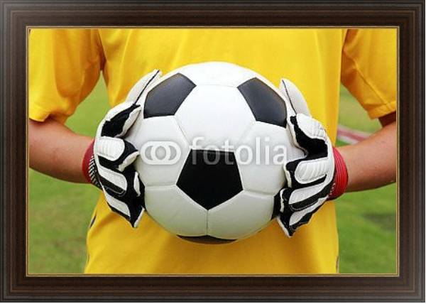 Постер Футболист в желтой футболке с мячом с типом исполнения На холсте в раме в багетной раме 1.023.151