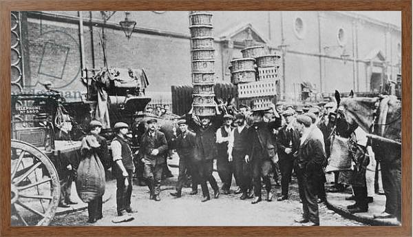 Постер View of expert basket carriers and a group of market men, 1900 с типом исполнения На холсте в раме в багетной раме 1727.4310