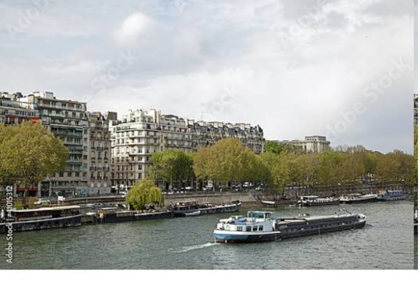 Постер Речное судно на Сене, Париж, Франция с типом исполнения На холсте без рамы