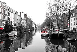 Постер Канал на набережной с типичными домами и лодками, отражающимися в воде