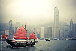 Постер Китай, Гогконг. Традиционная лодка на фоне города