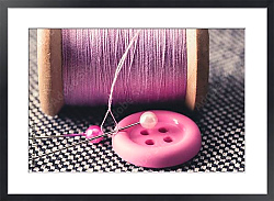Постер Катушка розовых ниток и пуговица