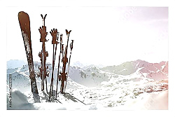 Постер Лыжи на горе в снегу