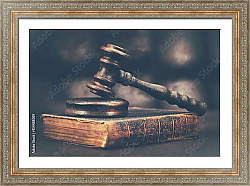 Постер Юридический молоток на старой книге из коричневой кожи