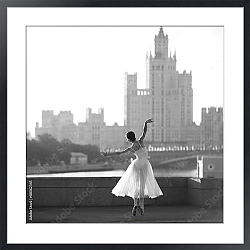 Постер Балерина танцует в центре Москвы утром