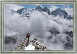 Постер на холсте Альпинист на горной вершине