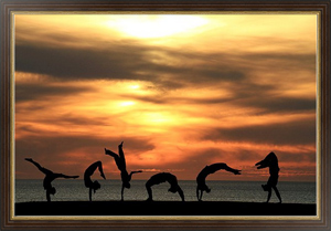 Постер в раме Группа гимнастов на фоне заката