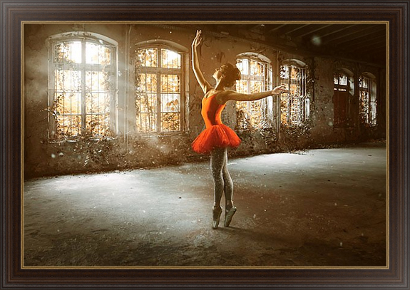 Танцовщица в заброшенном здании на холсте