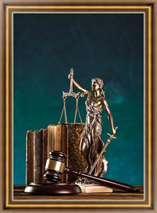 Постер в раме Коричневый молоток со статуей правосудия и книгами