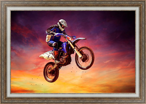 Постер в раме Мотоциклист в прыжке на фоне заката