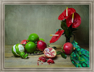 Натюрморт с красными цветами, гранатами и яблоками на деревянном столе