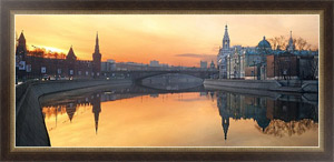 Постер Москва, Россия. Утренний вид на Софийскую набережную и Большой Москворецкий мост
