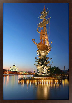 Постер в раме Москва, Россия. Вечерний вид на памятник Петру I и Храм Христа Спасителя