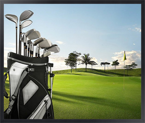 Постер Принадлежности для игры в гольф на фоне поля для гольфа