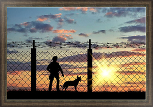 Постер в раме Силуэт охранника с собакой