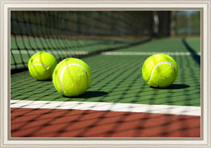 Постер в раме Теннисные мячики на корте