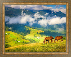 Постер в раме Удивительный горный пейзаж с туманом и лошадьми