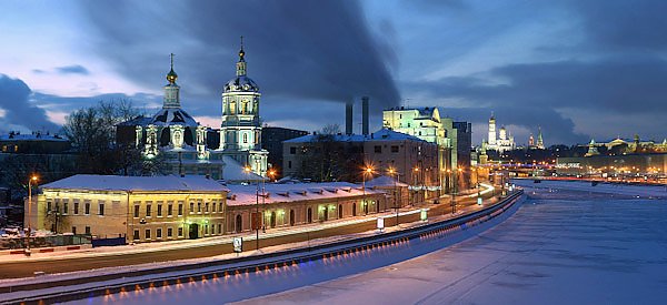 Москва, Россия. Вечерний Вид на Раушскую набережную. Зима