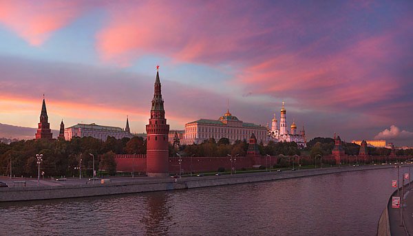 Россия. Москва. Закатный Кремль. Вид с Каменного моста