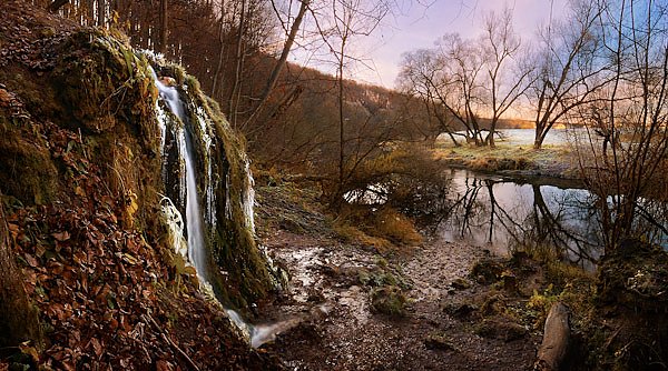 Московская область, Россия. Водопад Радужный на реке Нара. Осеннее утро