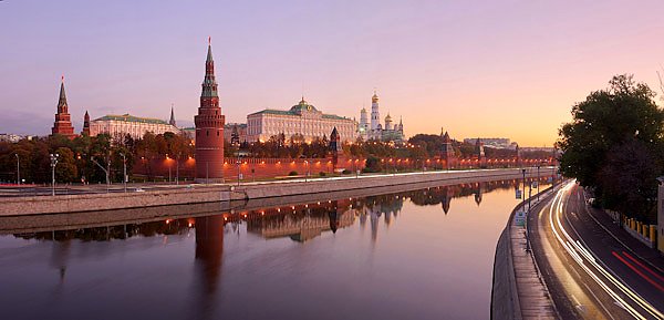 Москва, Россия. Утренний вид на Кремль с Большого Каменного моста