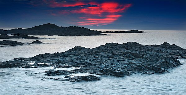 Закат над Хоккайдо. Курилы, Остров Кунашир, мыс Столбчатый, Охотское море, закат над северной  оконе