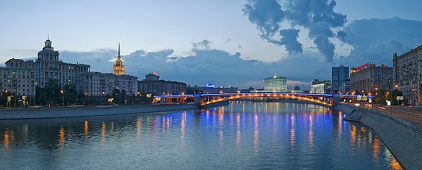 Россия, Москва. Вид с Бородинского моста на Белый дом, вечер