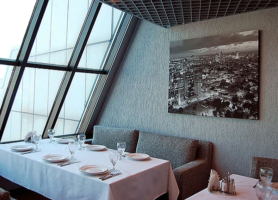 черно-белый постер с видом ночного города на стене в кафе