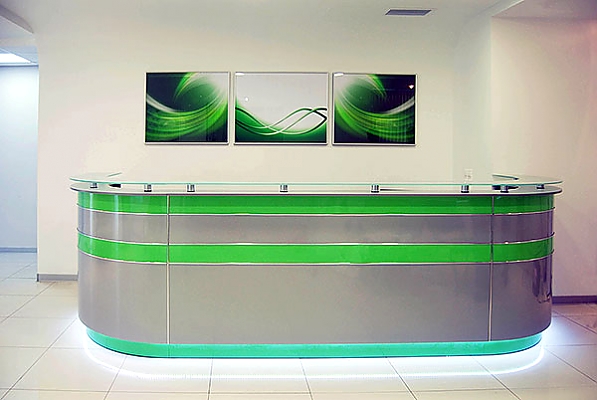 Оформление стойки ресепшн тройной картиной в алюминиевой раме