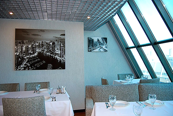 Постер с видом ночного города на галерейном подрамнике для кафе