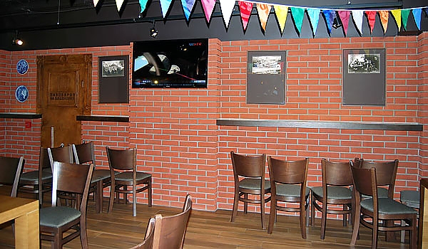 гравюры в рамах в интерьере бара