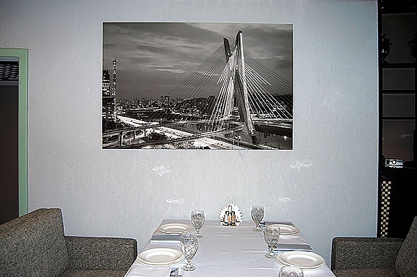 Постер с видом на мост на подрамнике в интерьере кафе